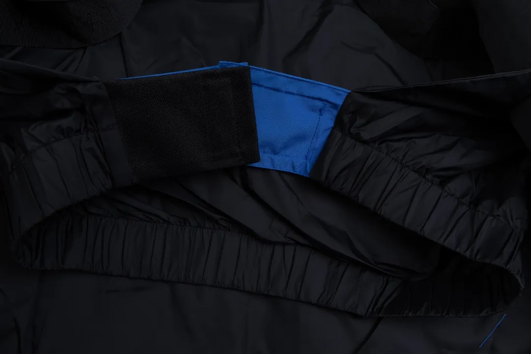 P820 (Top wolf fur version delivery handbag) Canada Goose Canada Goose #Expedition expedition parka classic down jacket ➖ Imported 21-count polyester-cotton blended original fabric [last year’s 16-count/18-count hard fabrics have been completely eliminated, this year all use 21-count genuine synchronous fabrics, the soft mid-band feels delicate and textured], genuine synchronous Feather-Light 10D waterproof coated fabric, made of 84.5% polyester fiber and 15.5% cotton, 100% the best feel in the entire network! ➖ The genuine official website uses the national standard 80 white duck down, and will never be misled by false claims such as 90 down or goose down! ➖ Using the best nylon lining with double double-layer sealing design, velvet-proof No. 7 needle + grid-filled down ready-made garments, there is 100% no so-called velvet running! ➖ The cuffs are designed with thickened seamless threads, and the collar and pockets are lined with top-quality polar fleece to keep you warm and comfortable! ➖ Yoshida YKK provides original custom-made electroplated sliders. YKK two-way lockable zippers are tight and smooth and will not peel off paint! ➖ 3M composite guarantees that the Velcro is the same as the original, durable, and all accessories and hardware are custom-made! ➖ Imported BEHRINGER embroidery machine to customize the 10,000-needle embroidery logo, 98% of which can be reproduced to restore the original logo. You can check and compare on the official website! ➖ The fur collars are all made of large pieces of Western Canadian blue wolf hide, ensuring that each fur collar is 13-15cm wide!